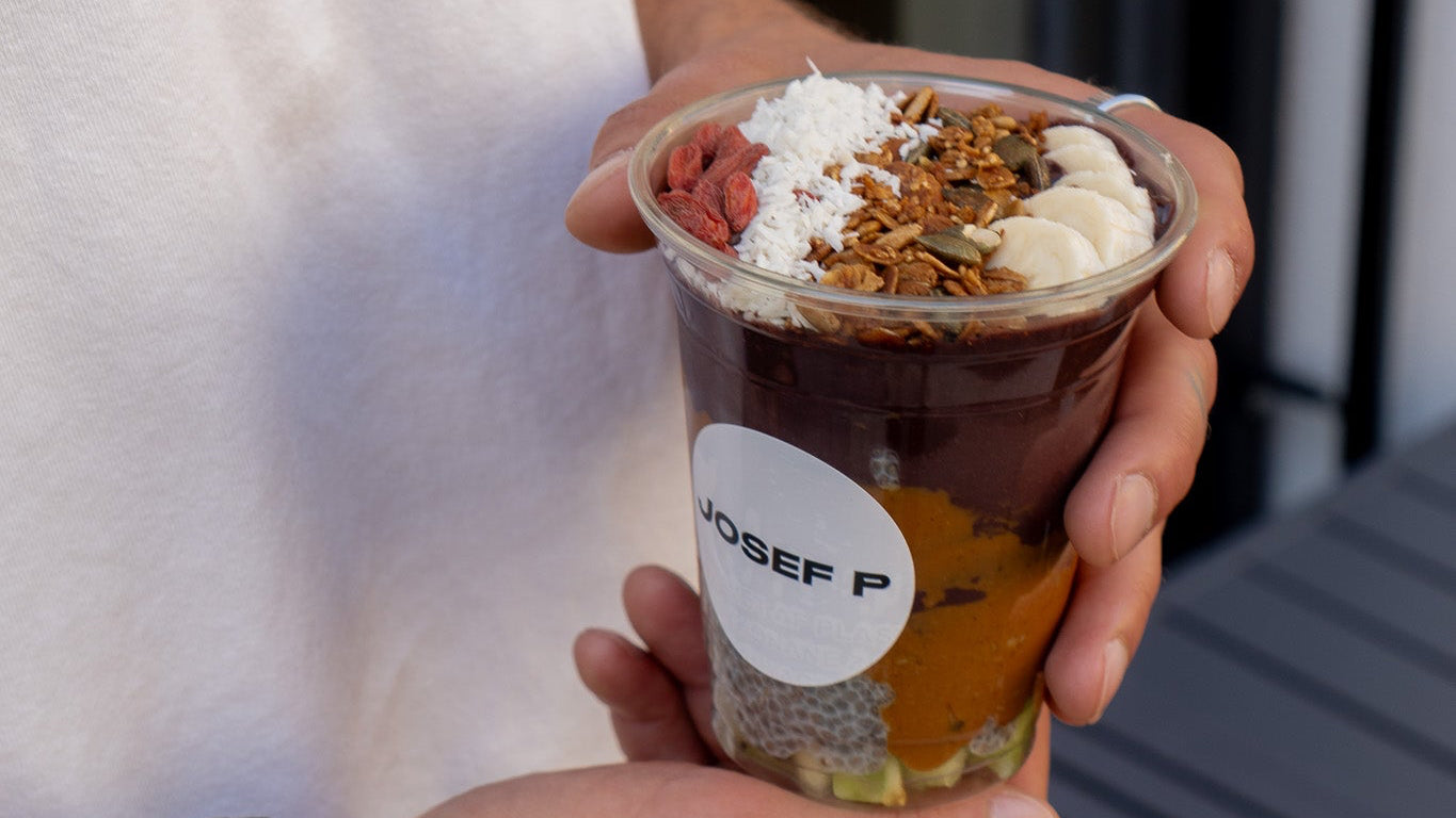 Acai Bowl & Healthy Snacks im Café von JOSEF P in Innsbruck