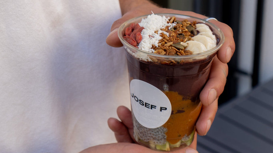 Acai Bowl & Healthy Snacks im Café von JOSEF P in Innsbruck