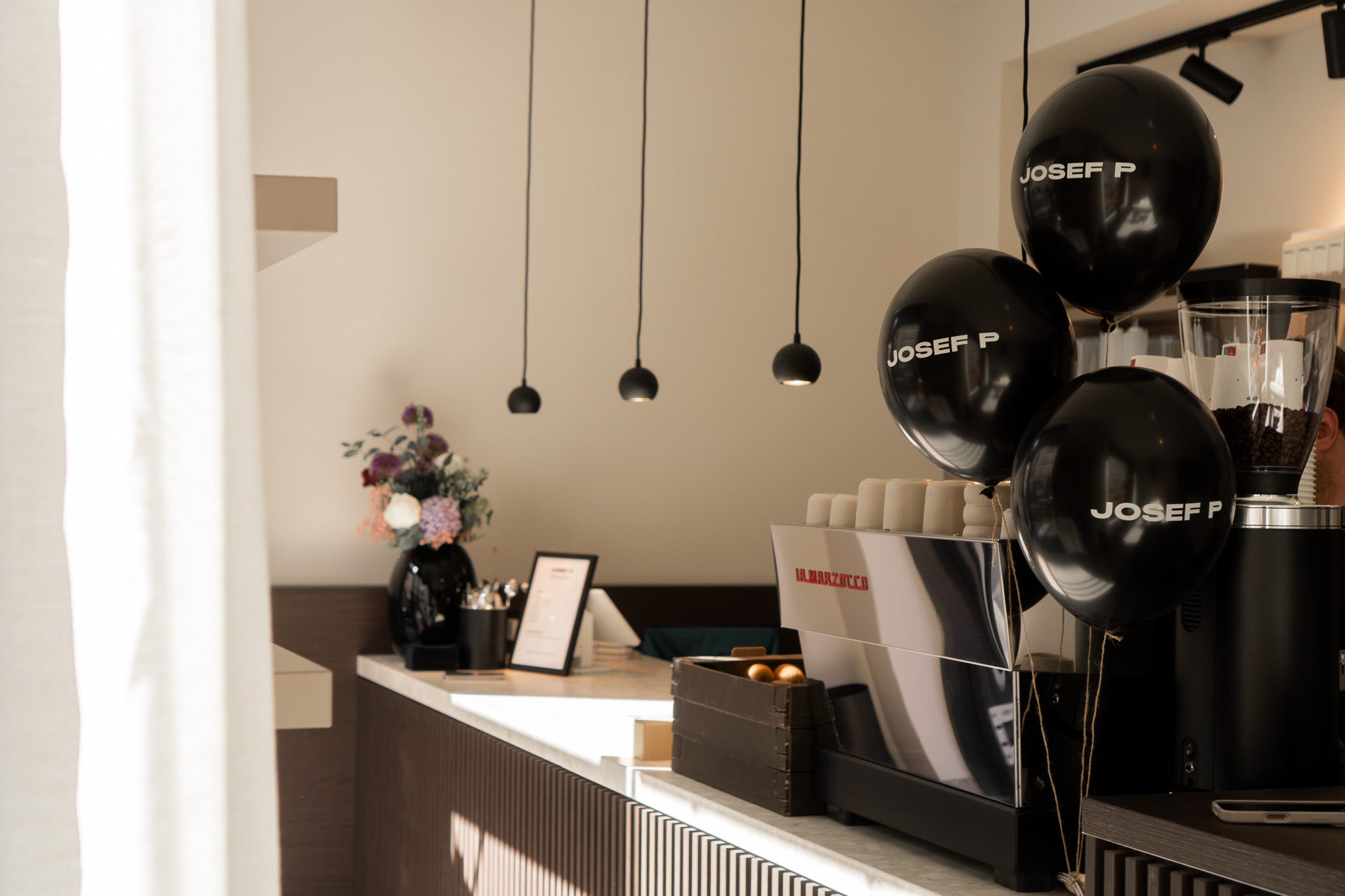 Specialty Kaffee, Acai Bowls, Proteinshakes, Matcha Latte im JOSEF P Café in Innsbruck